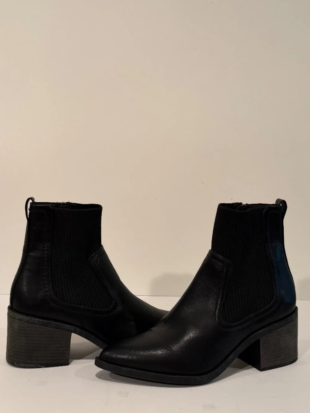 ANNE KLEIN - New without tags - Ribbed Trim Booties